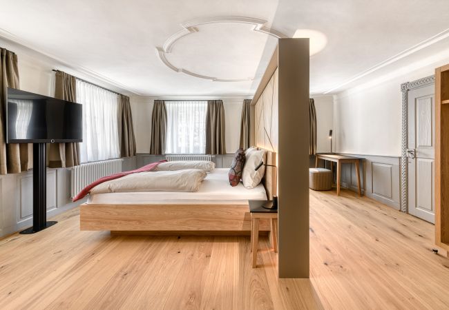 Münsterhaus bedroom with stucco ceiling