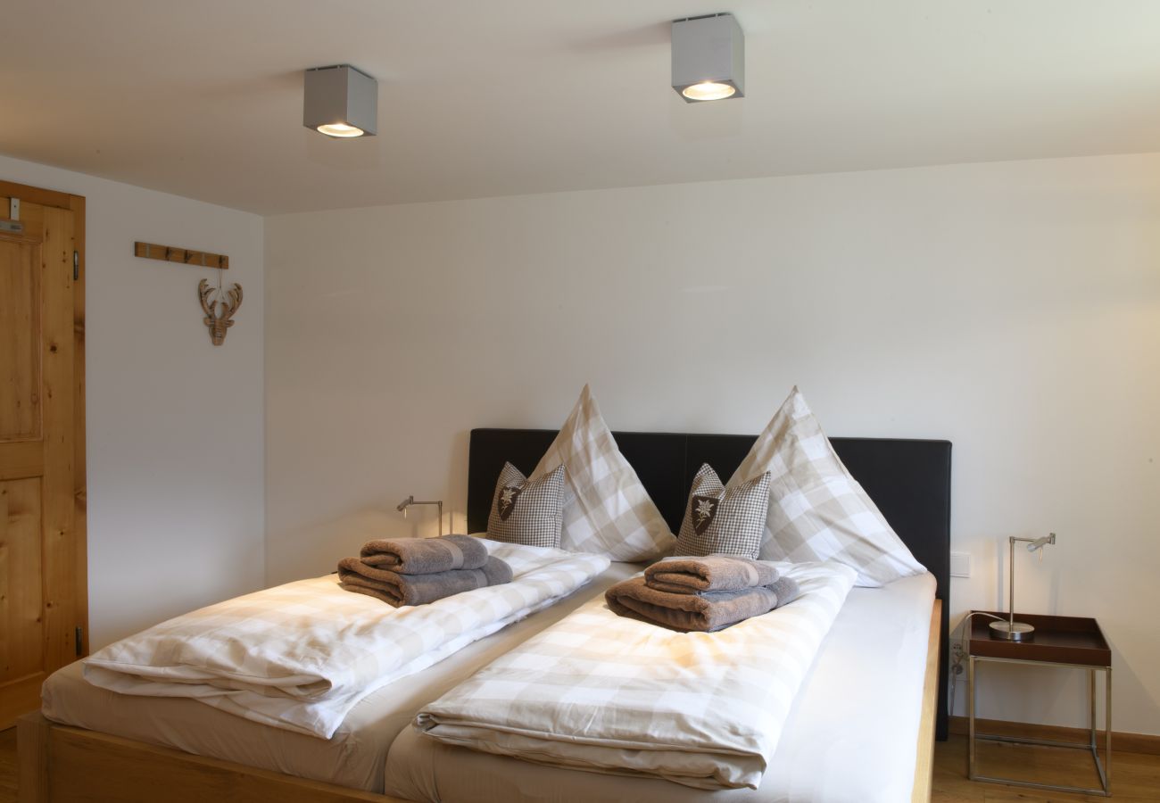 Houten huisje in Schruns - Vintage Mountain House with Sauna