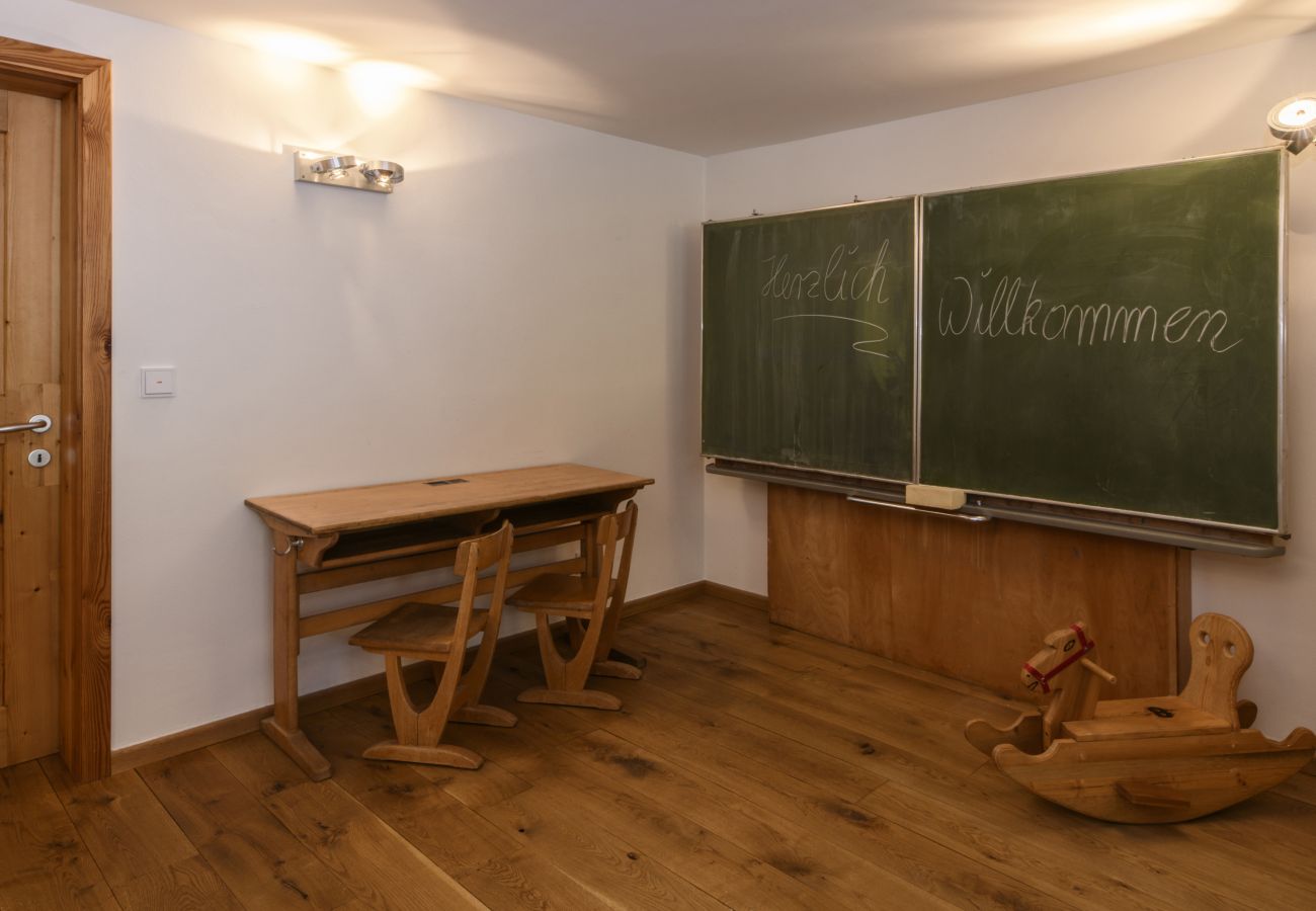 Houten huisje in Schruns - Vintage Mountain House with Sauna