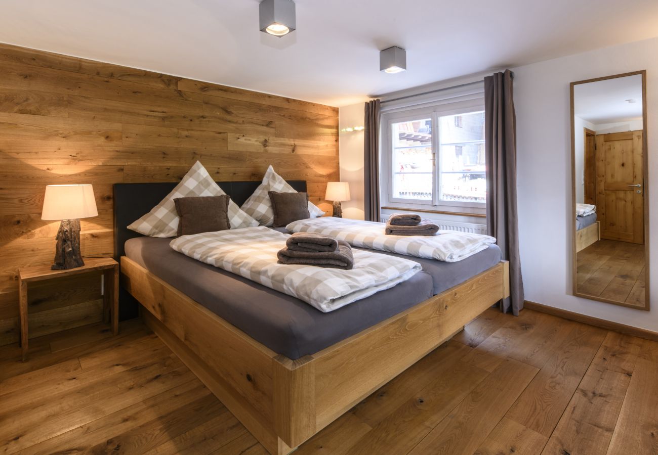 Houten huisje in Schruns - Vintage Mountain House with Sauna