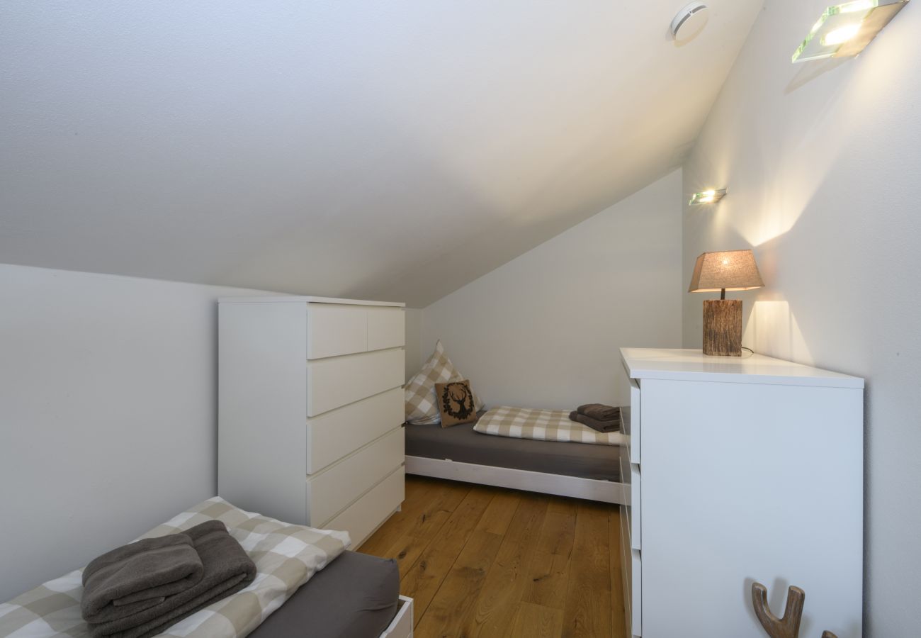 Houten huisje in Schruns - Vintage Mountain House with Sauna