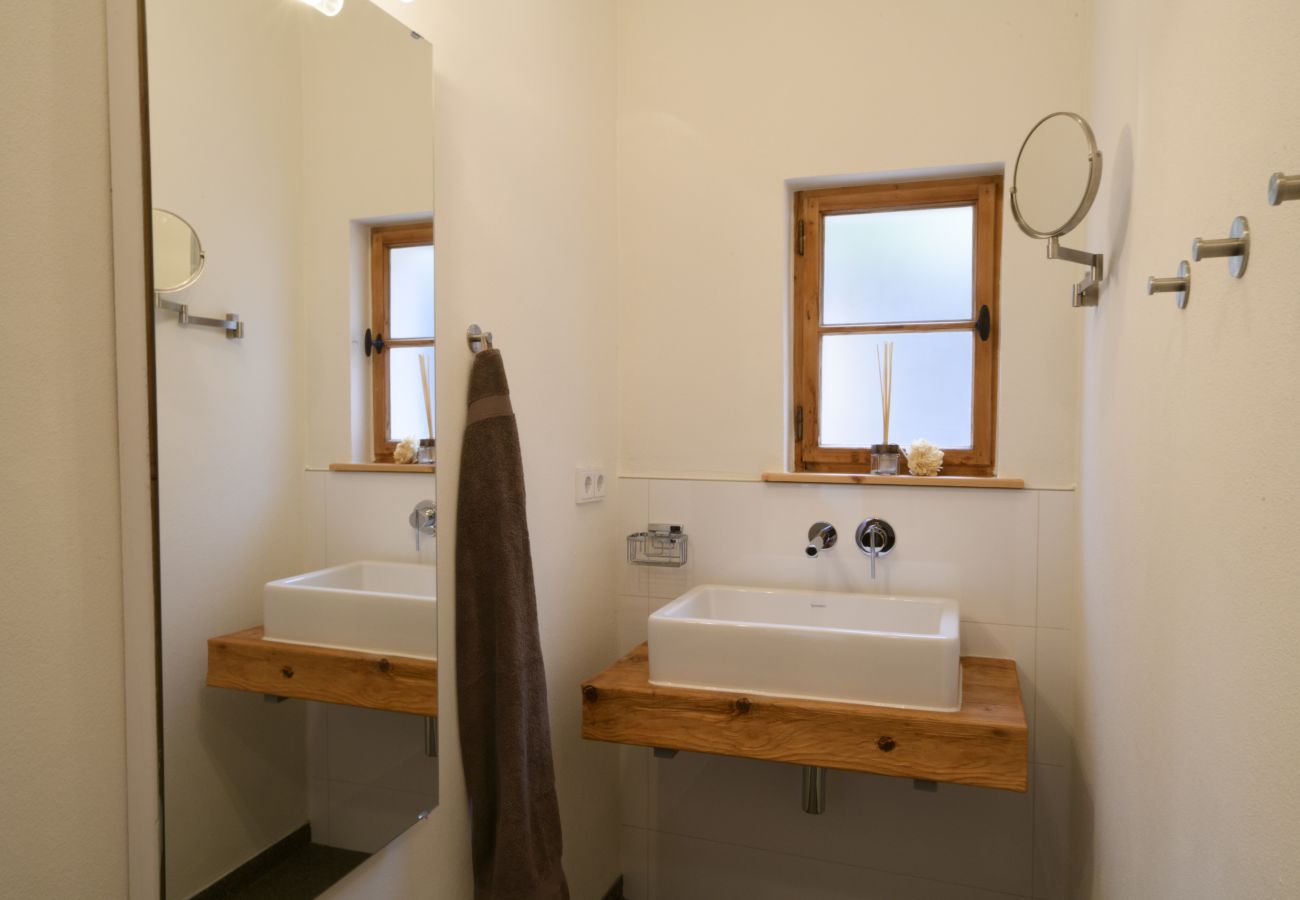 Houten huisje in Schruns - Vintage Mountain House with Sauna