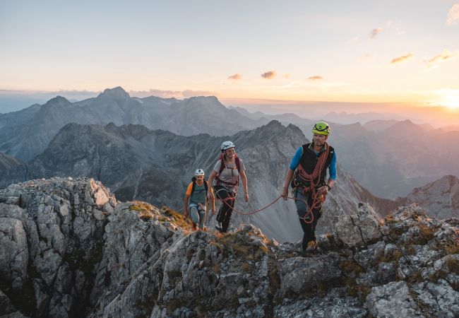 Bergsteiger im Sonnenaufgang
